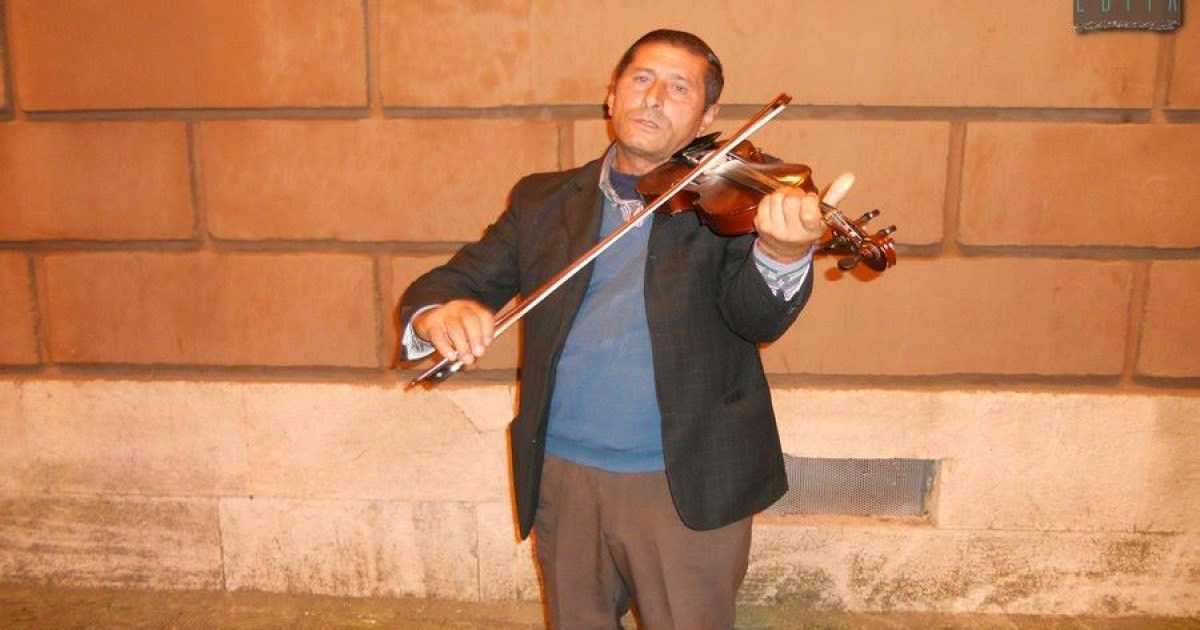 Bari, ogni giorno con il suo violino davanti al Piccinni: � Paulo, il suonatore del Corso